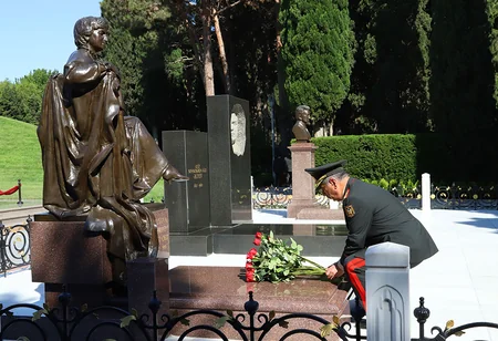 Müdafiə Nazirliyinin rəhbərliyi Fəxri xiyabanı və Şəhidlər xiyabanını ziyarət edib