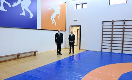İlham Əliyev “Vətən” İdman Liseyində aparılmış yenidənqurma işlərindən sonra yaradılan şəraitlə tanış olub