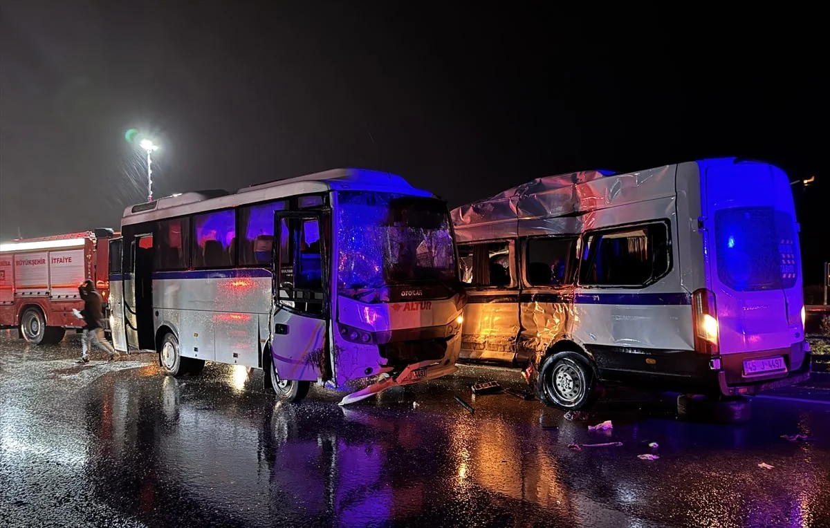 Manisada avtobuslar toqquşub, 35 nəfər yaralanıb