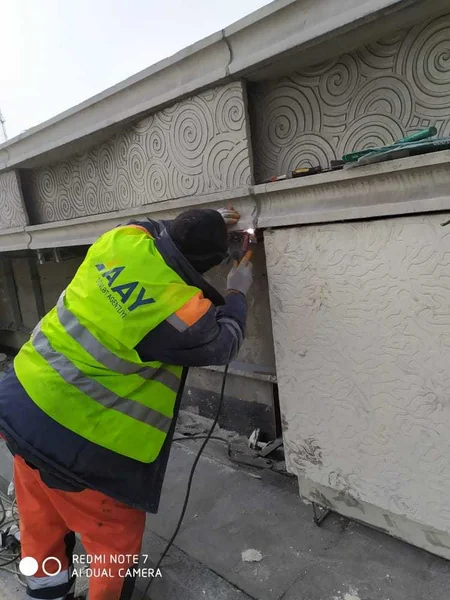 Bakıda qəza nəticəsində sıradan çıxmış fiber-beton üzlükləri bərpa edilib