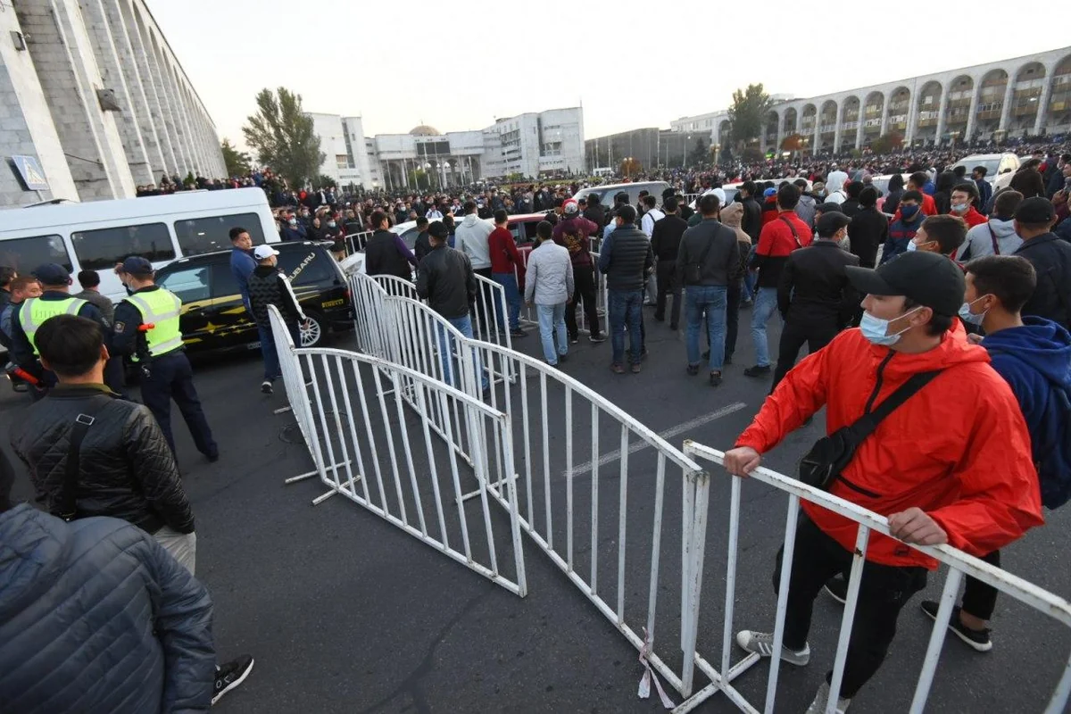 Bişkekdə etirazçılar meriya binasını ələ keçirdilər, yaralıların sayı artıb