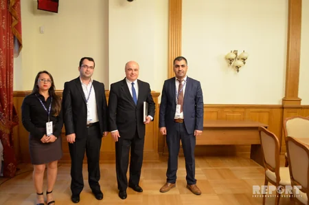 “Report”un əməkdaşı Rusiya XİN-in nümayəndəsinə Dağlıq Qarabağ barəsində kitab təqdim edib