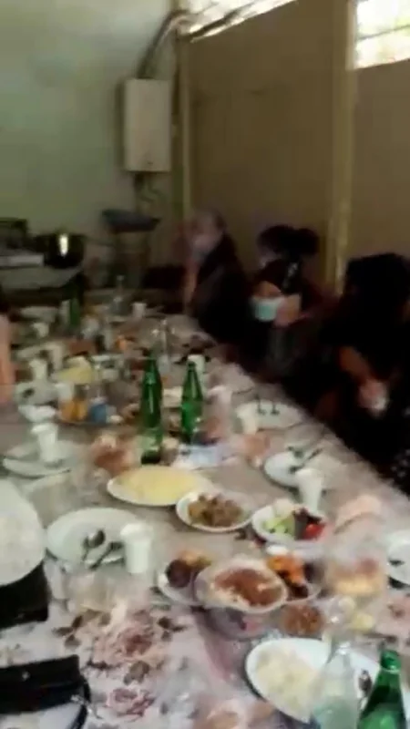 “Xəmsə” restoranının sahibi qardaşına yas məclisi keçirdiyinə görə cərimələndi
