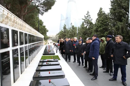 TDT-nin Bakı-Şuşa forumunun iştirakçıları Fəxri və Şəhidlər xiyabanlarını ziyarət ediblər