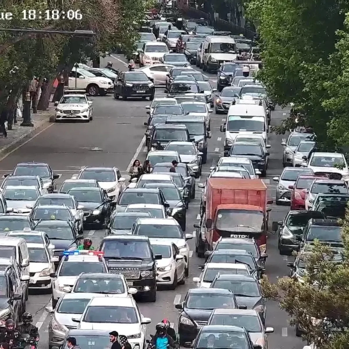 Bakının bir sıra yollarında nəqliyyatın sıxlığı yaranıb