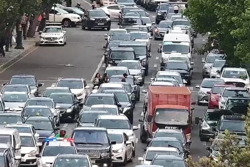Bakının bir sıra yollarında nəqliyyatın sıxlığı yaranıb