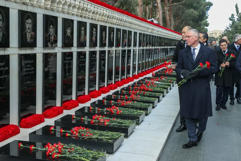 Britaniyanın Bakıdakı səfiri Şəhidlər xiyabanını ziyarət edib