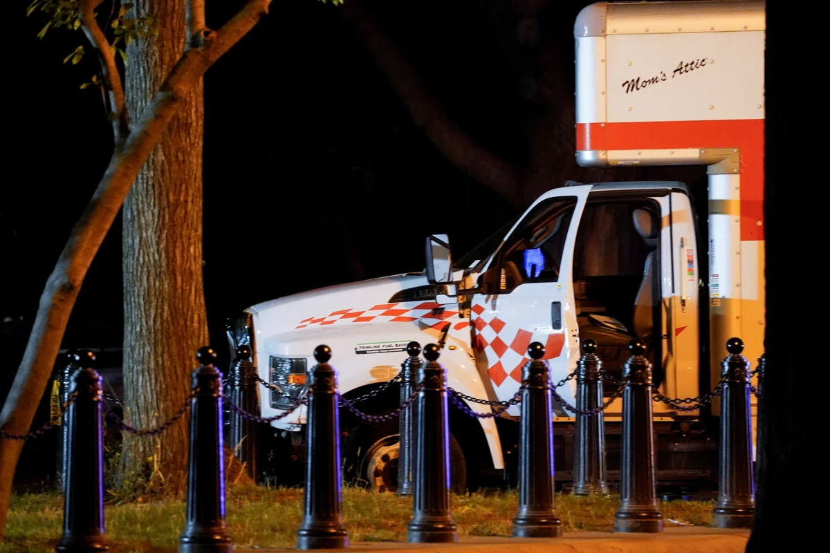 Врезавшийся в ограждения возле Белого дома признался в намерении убить президента США