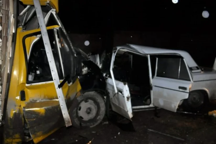 Cəlilabadda minik və yük avtomobilləri toqquşub