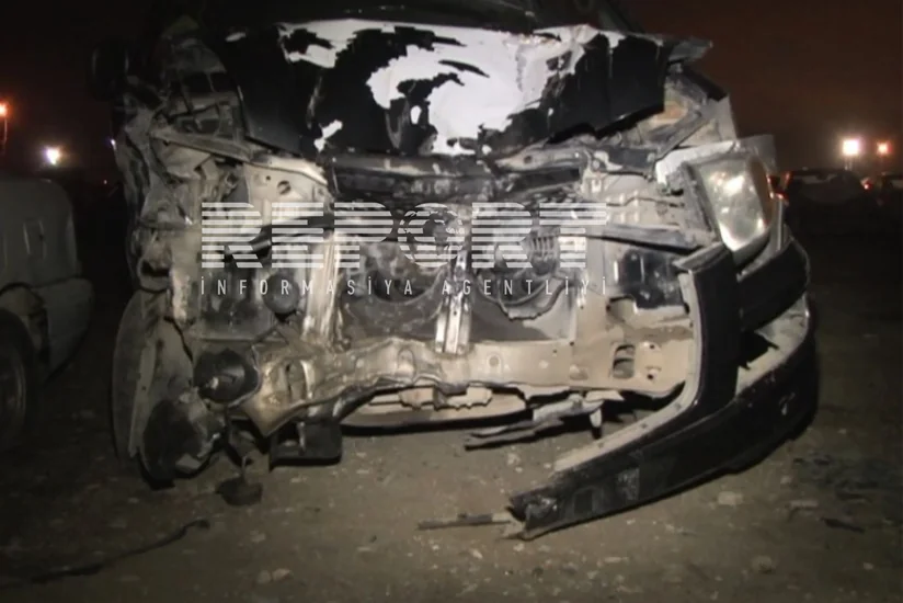 В Гяндже автомобиль врезался в бетонную стену, водитель погиб