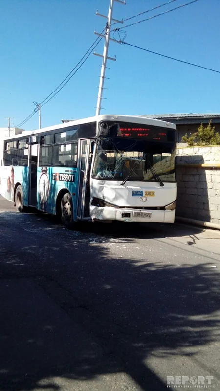 Bakıda iki marşrut avtobusu toqquşub, xəsarət alanlar var - FOTO