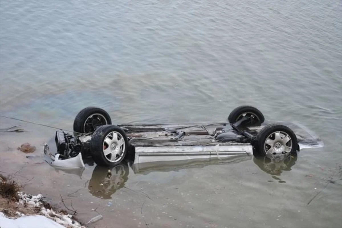 Saatlıda avtomobil su kanalına düşüb, xəsarət alan var