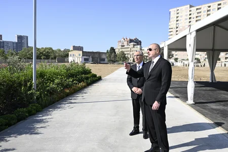 Prezident Bakıda “Gənclik” metrosu yanında yaradılan yeni parkda işlərin gedişi ilə tanış olub