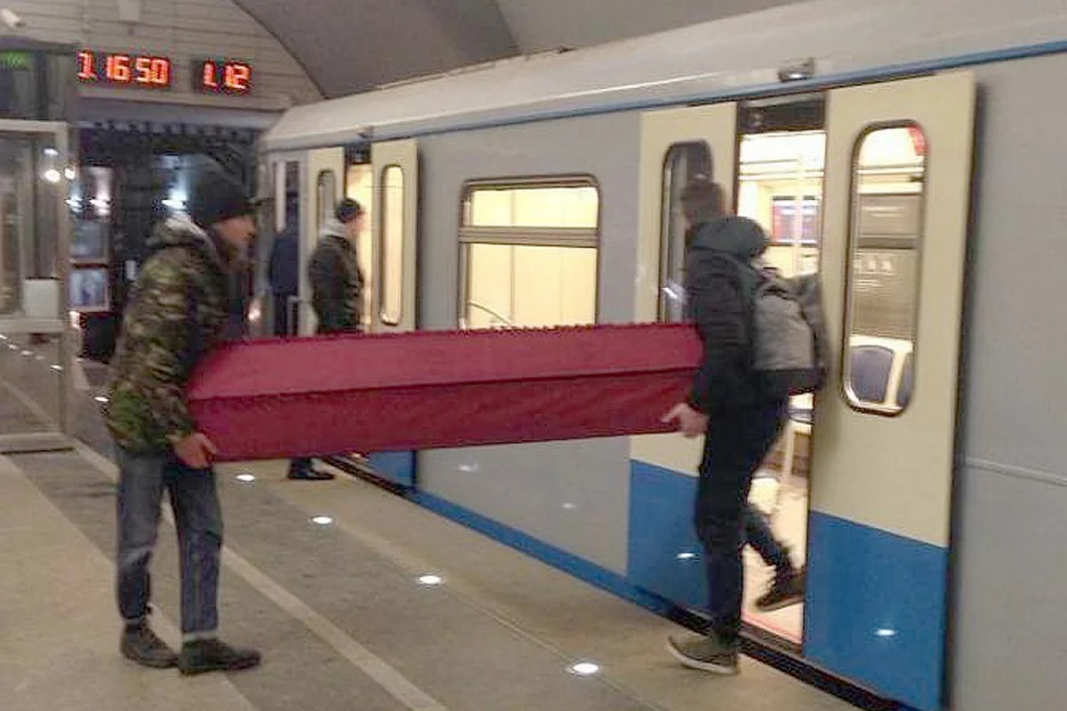 В московском метро пассажиры попытались провезти гроб
