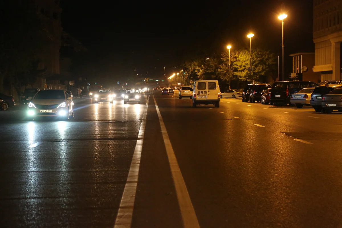 Biləcəridə yol kənarı ilə gedən qadını maşın vurub