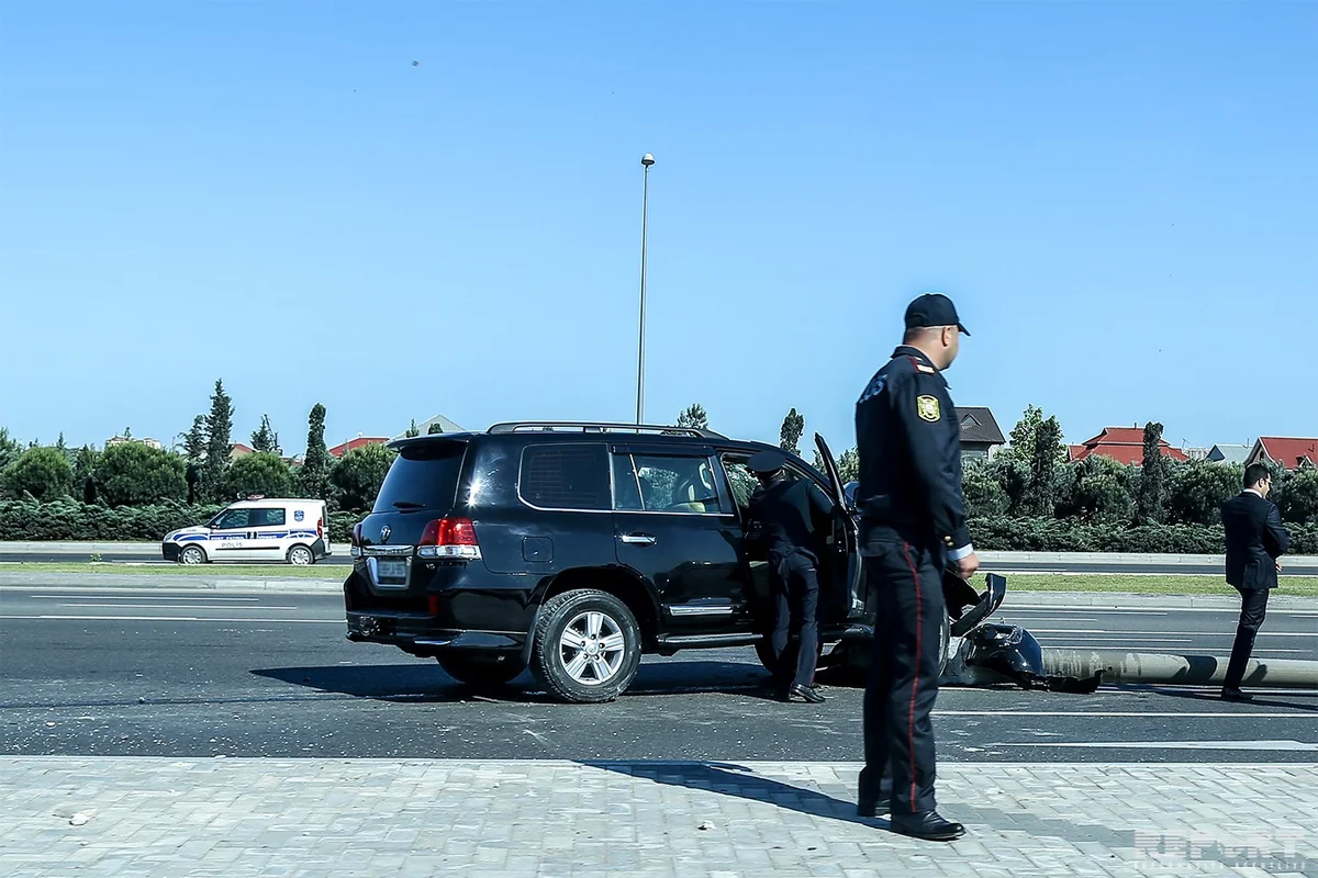 Kürdəmirdə avtomobil beton maneəyə çırpılıb, xəsarət alan var