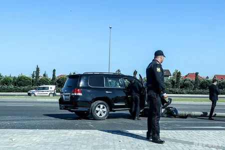 Bakıda avtomobil işıq dirəyini yerindən qoparıb - FOTO
