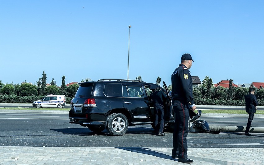 Kürdəmirdə avtomobil beton maneəyə çırpılıb, xəsarət alan var
