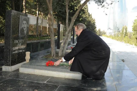 ​ABŞ-ın Azərbaycandakı səfiri Şəhidlər Xiyabanını ziyarət edib - FOTO