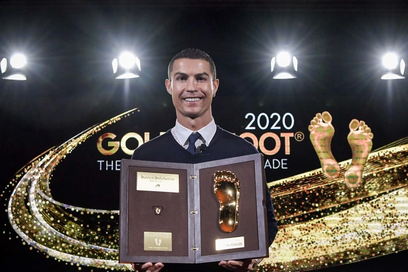 Ronaldo receives Golden Foot award