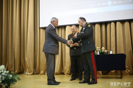 Aprel döyüşlərində şəhid olan hərbçilərin təltif olunduqları medallar ailə üzvlərinə təqdim edilib - FOTO