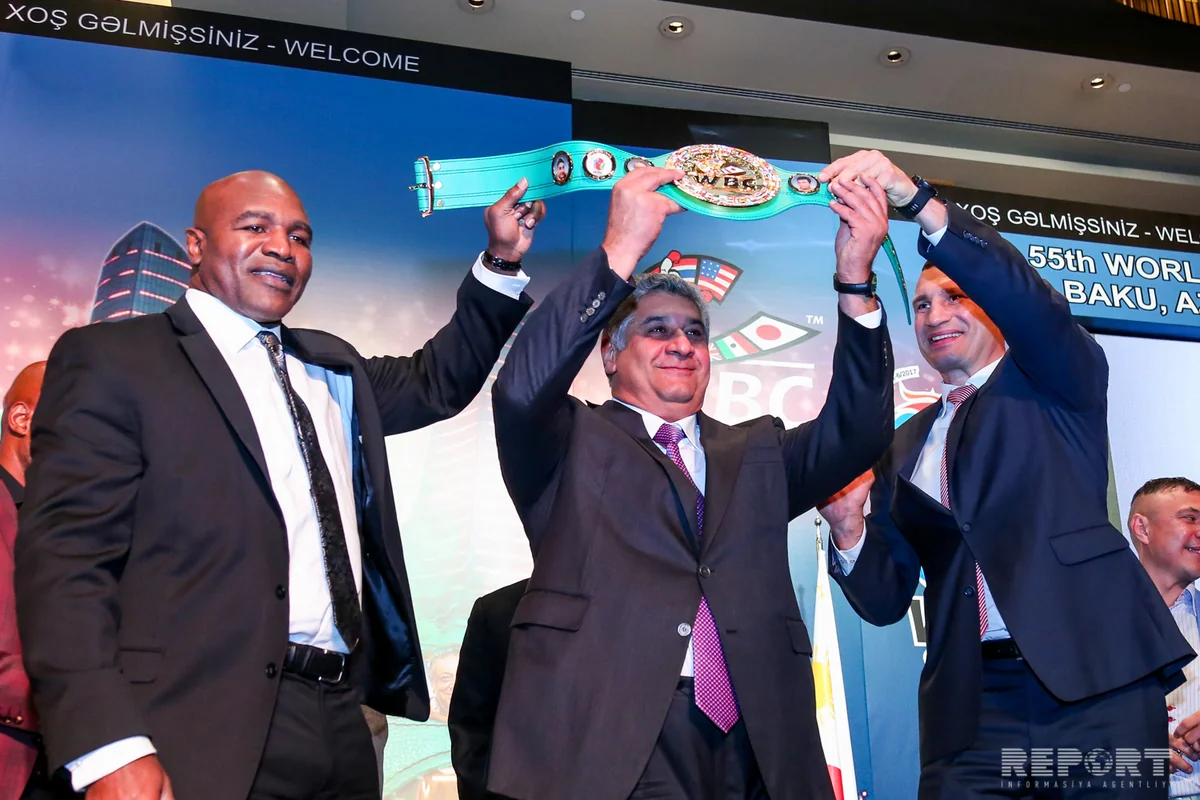 Azad Rəhimova WBC-nin çempion kəməri hədiyyə olunub