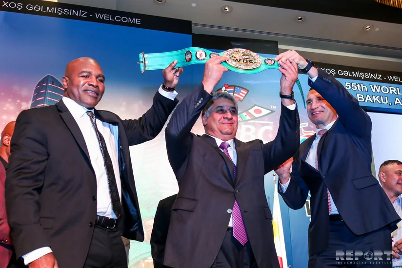 Azad Rəhimova WBC-nin çempion kəməri hədiyyə olunub
