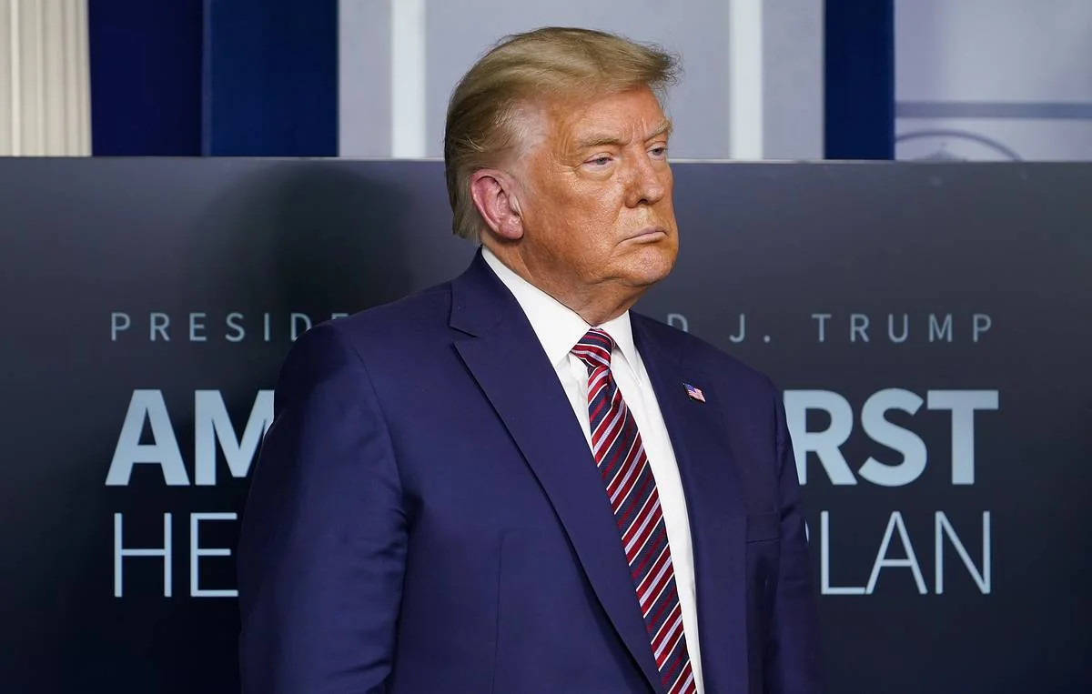 Tramp keçmiş yardımçısını bağışladı