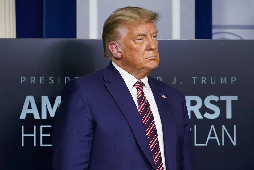 Trump pardons ex-national security adviser