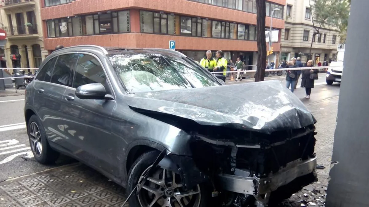 В Барселоне автомобиль наехал на пешеходов, пострадали четыре человека - ФОТО - ВИДЕО