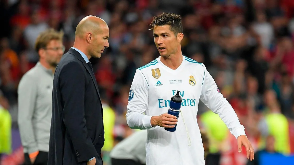 Ronaldu Zidanın Mançester Yunaytedə baş məşqçi təyin olunmasını istəyir