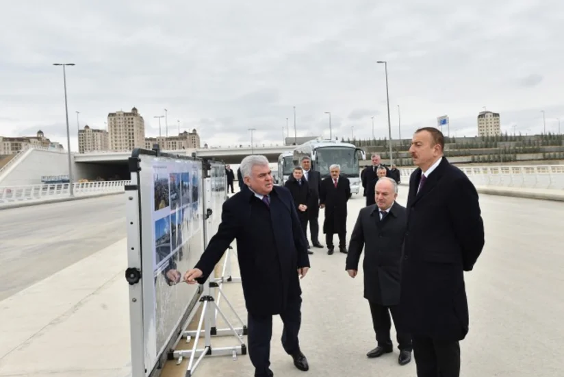 Prezident İlham Əliyev Bakı Olimpiya Stadionu ətrafında inşası davam etdirilən yol-nəqliyyat infrastrukturunun tikintisi ilə tanış olub