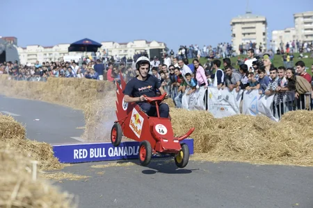 Heydər Əliyev Mərkəzinin qarşısında Red Bull Soapbox” yarışı keçirilib