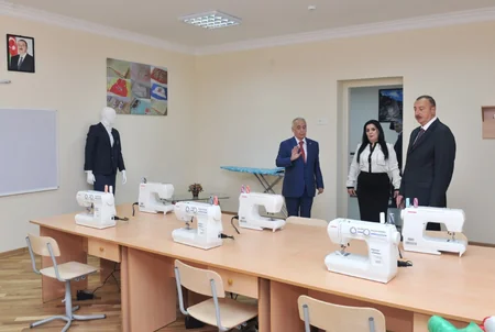 ​Prezident İlham Əliyev 148 nömrəli tam orta məktəbdə yenidənqurma işlərindən sonra yaradılan şəraitlə tanış olub