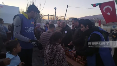 Azərbaycanın könüllü həkimləri ilə iş adamı Kahramanmaraşın daha bir bölgəsində yeməklər paylayıb - YENİLƏNİB