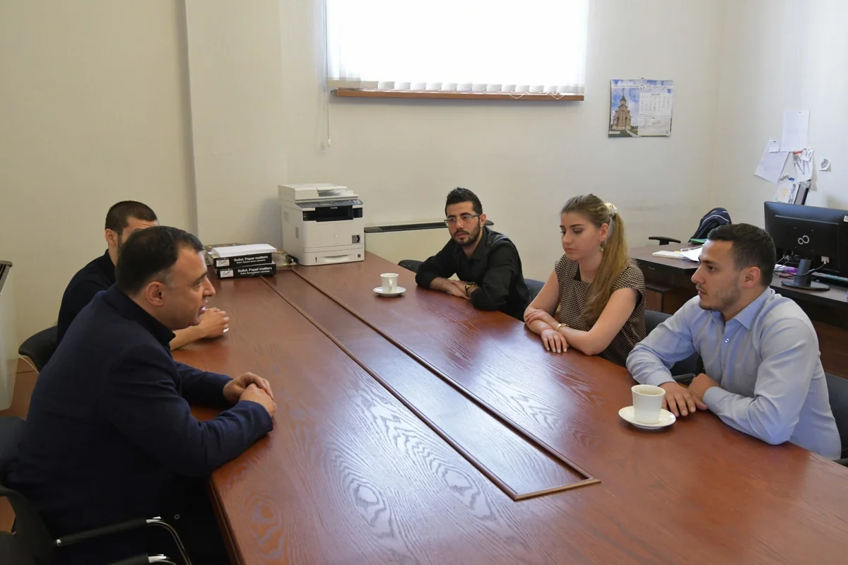 Gürcü deputat azərbaycanlı gənclərin yaratdığı teatrın fəaliyyəti ilə tanış olub