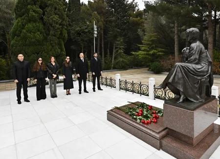 Prezident İlham Əliyev ümummilli lider Heydər Əliyevin məzarını ziyarət edib