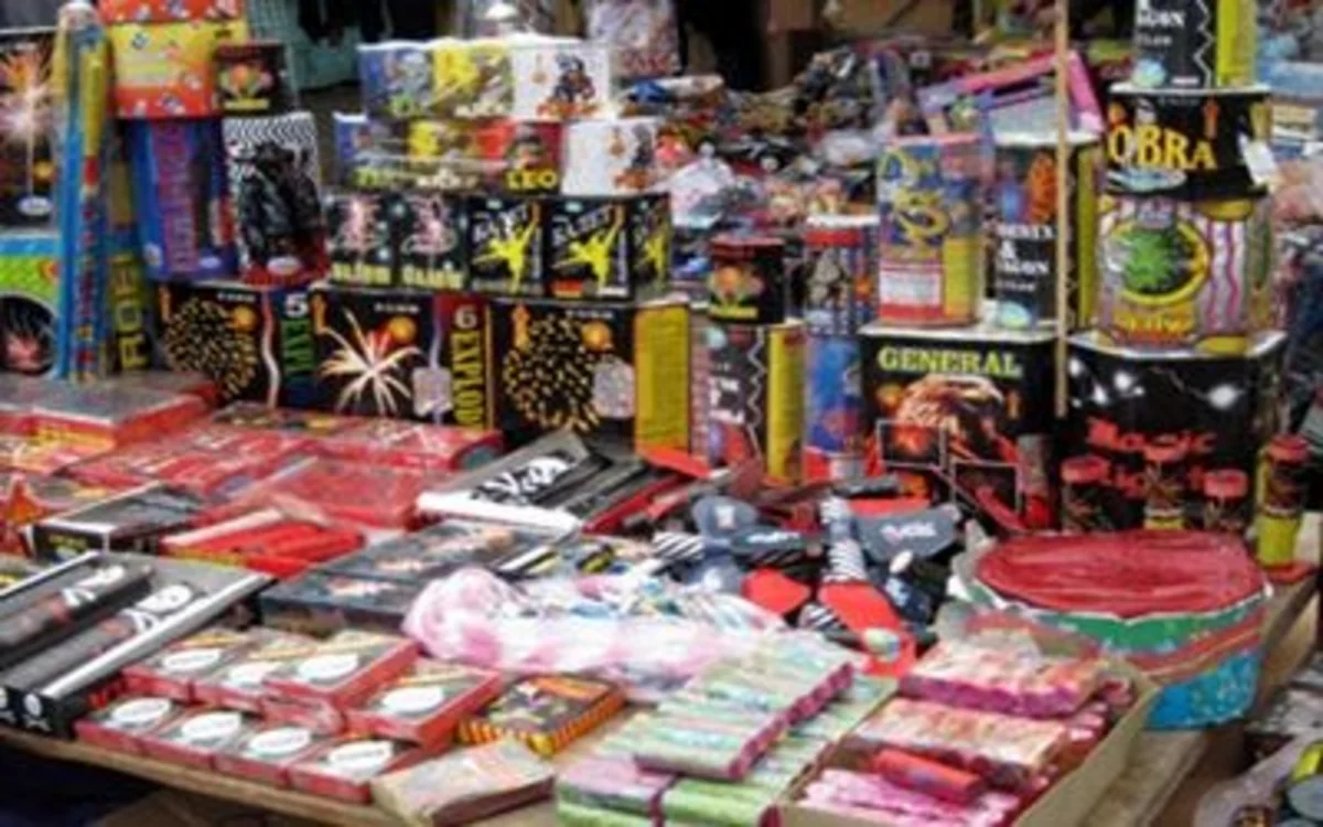 Bakıda ticarət mərkəzindən külli miqdarda pirotexniki məmulatlar aşkarlanıb