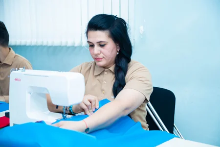 Əlilliyi olan şəxslər Vətən müharibəsinin ildönümü ilə bağlı 44 Azərbaycan bayrağı tikir