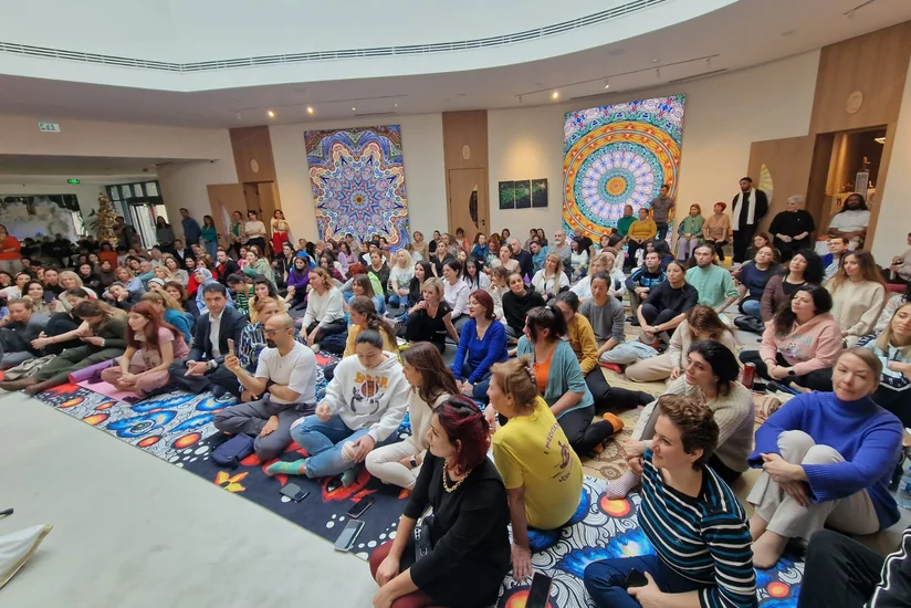 “Nine Senses”də məşhur hind qurunun meditasiya praktikası keçirilib