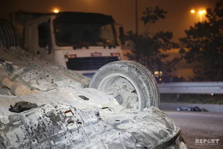 Bakıda minik avtomobili aşıb, iki nəfər xəsarət alıb - FOTO - VİDEO - YENİLƏNİB