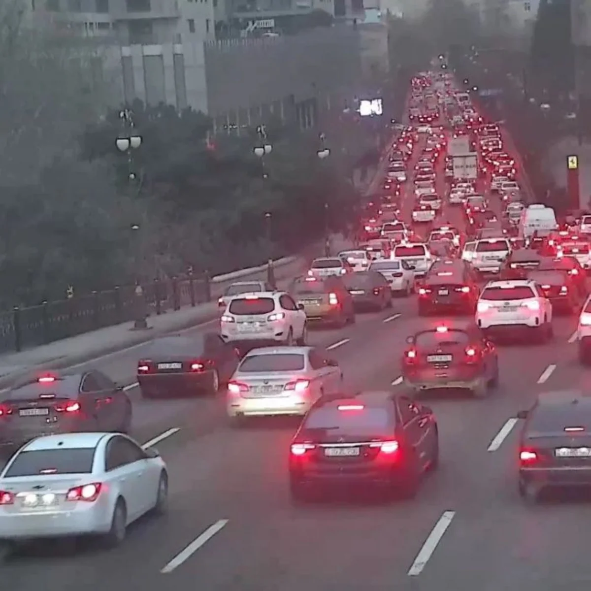 Bakının bəzi küçə və prospektlərində nəqliyyatın sıxlığı müşahidə edilir - SİYAHI