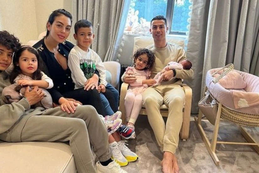 Cristiano Ronaldo shares first family photo with newborn daughter