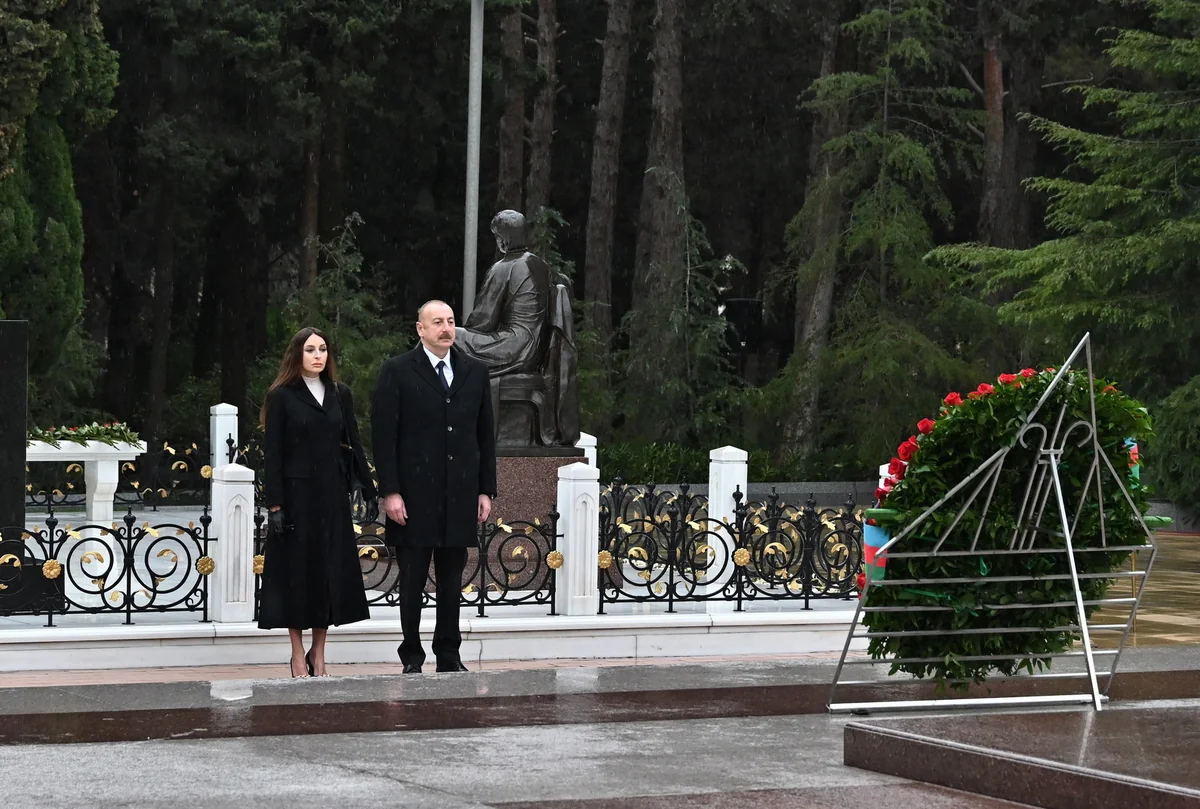 İlham Əliyev və Mehriban Əliyeva Ulu Öndər Heydər Əliyevin məzarını ziyarət edib