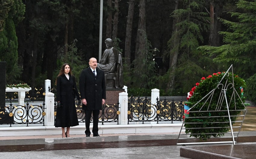 İlham Əliyev və Mehriban Əliyeva Ulu Öndər Heydər Əliyevin məzarını ziyarət edib