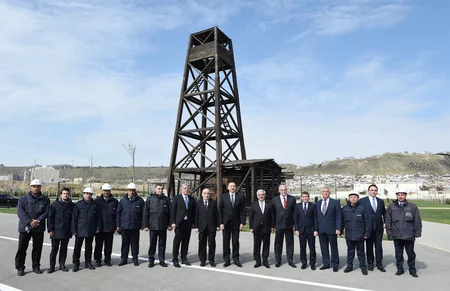 Prezident Bibiheybət mədəninin ərazisində dünyada sənaye üsulu ilə qazılmış ilk quyunun bərpadan sonrakı vəziyyəti ilə tanış olub - YENİLƏNİB-2