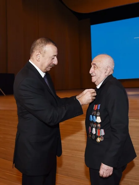 Azərbaycanda 2 milyard ton neft hasilatı münasibətilə təntənəli mərasim keçirilib, Prezident İlham Əliyev tədbirdə iştirak edib - YENİLƏNİB