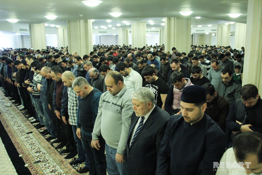 ​Heydər məscidində növbəti vəhdət namazı qılınıb, BƏƏ-nin Bakıdakı konsulu namazda iştirak edib - FOTO