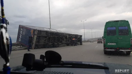 На трассе Алят-Астара перевернулись два большегрузных автомобиля - ФОТО