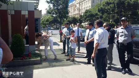 Bakı sakinləri Türkiyə səfirliyinə gül aparmaqda davam edir - FOTO